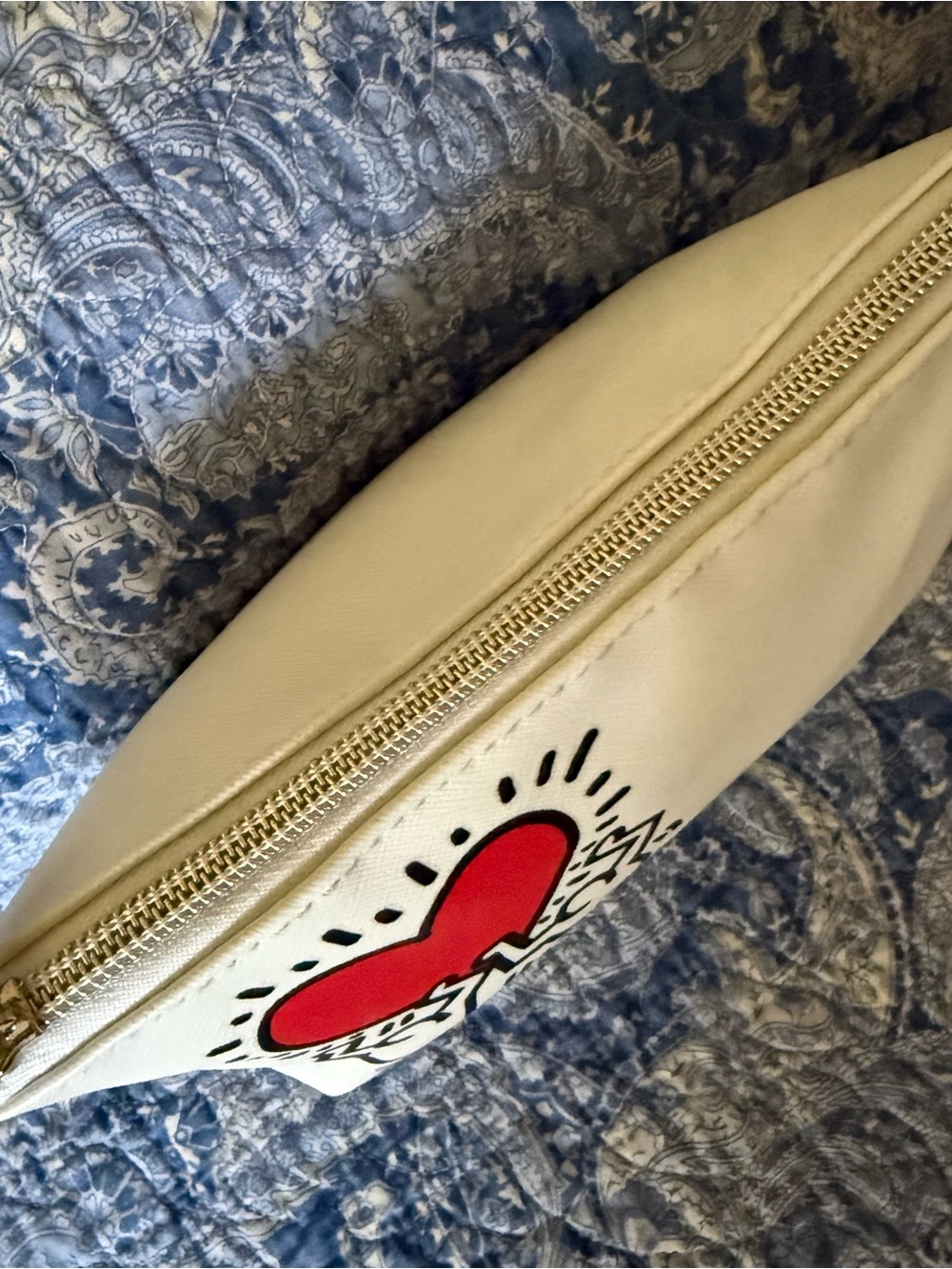 Clarisonic Keith Haring Love Travel Makeup Bag - Picture 8 of 12